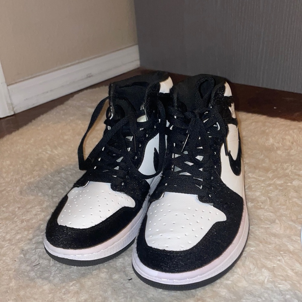 Black and white jordan 1’s, high top. In perfect condition!